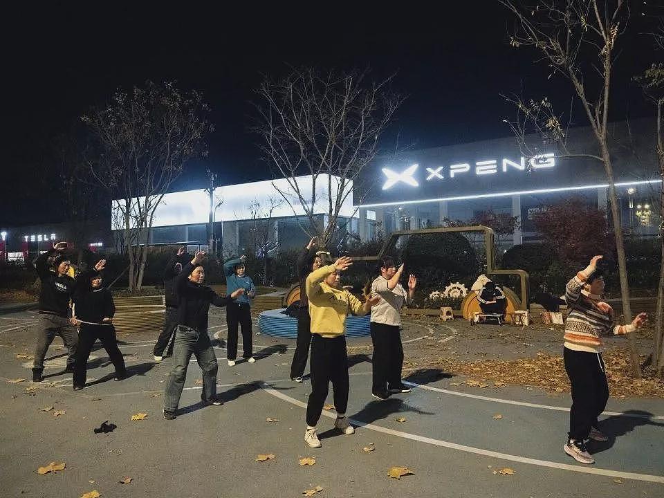 在肿瘤医院旁，一群父母“尬舞”一整晚（组图） - 6