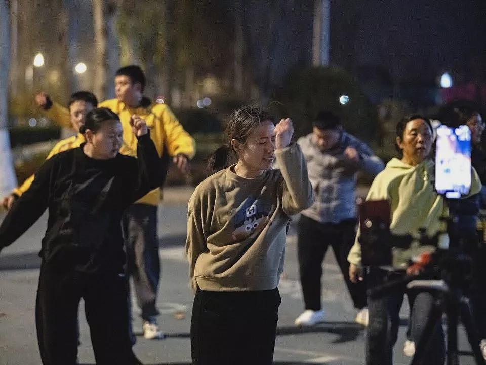 在肿瘤医院旁，一群父母“尬舞”一整晚（组图） - 29