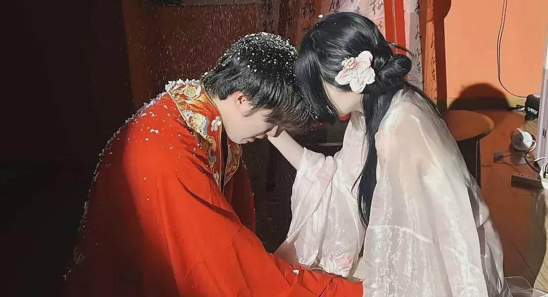 为谈8小时恋爱，中国的年轻人们不惜血本（组图） - 1