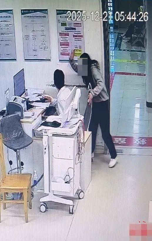四川女陪诊不满医生先救重症患者,掌掴医生后逃逸被行拘5日(组图) - 2