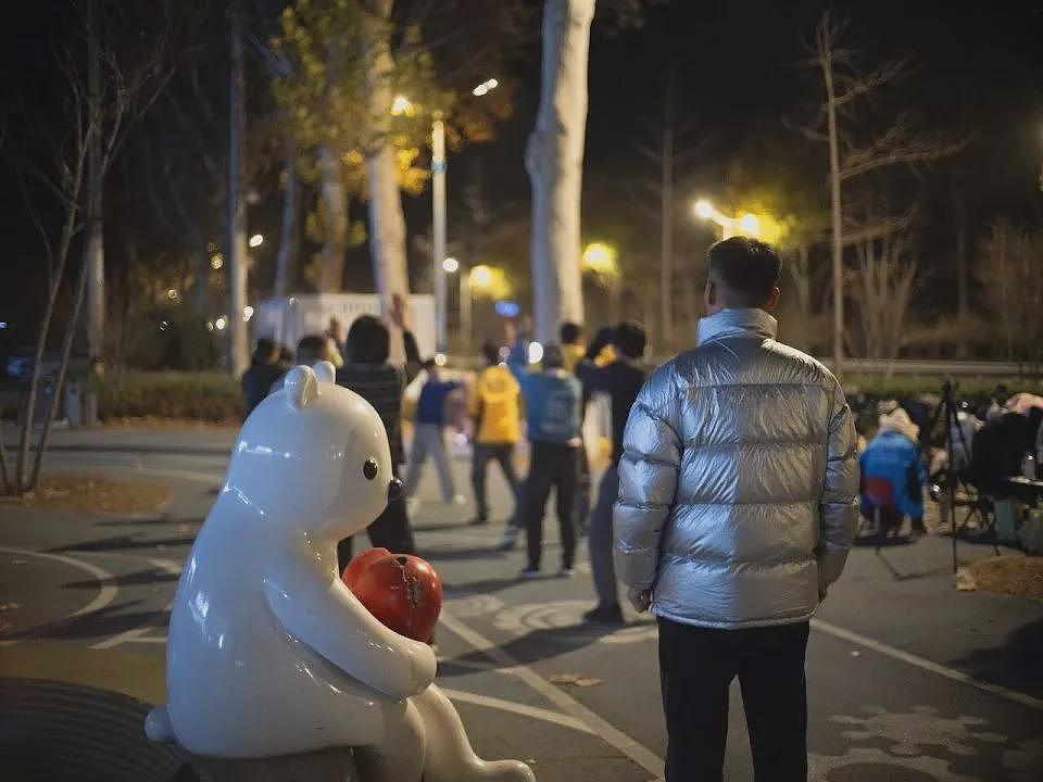 在肿瘤医院旁，一群父母“尬舞”一整晚（组图） - 14