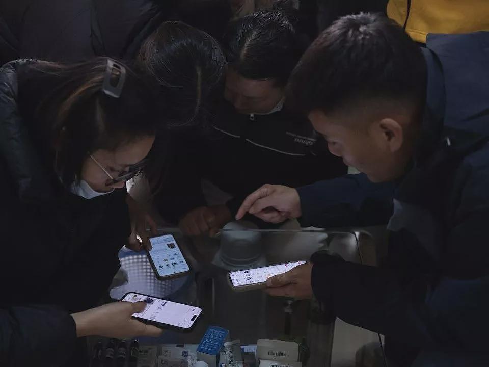 在肿瘤医院旁，一群父母“尬舞”一整晚（组图） - 19