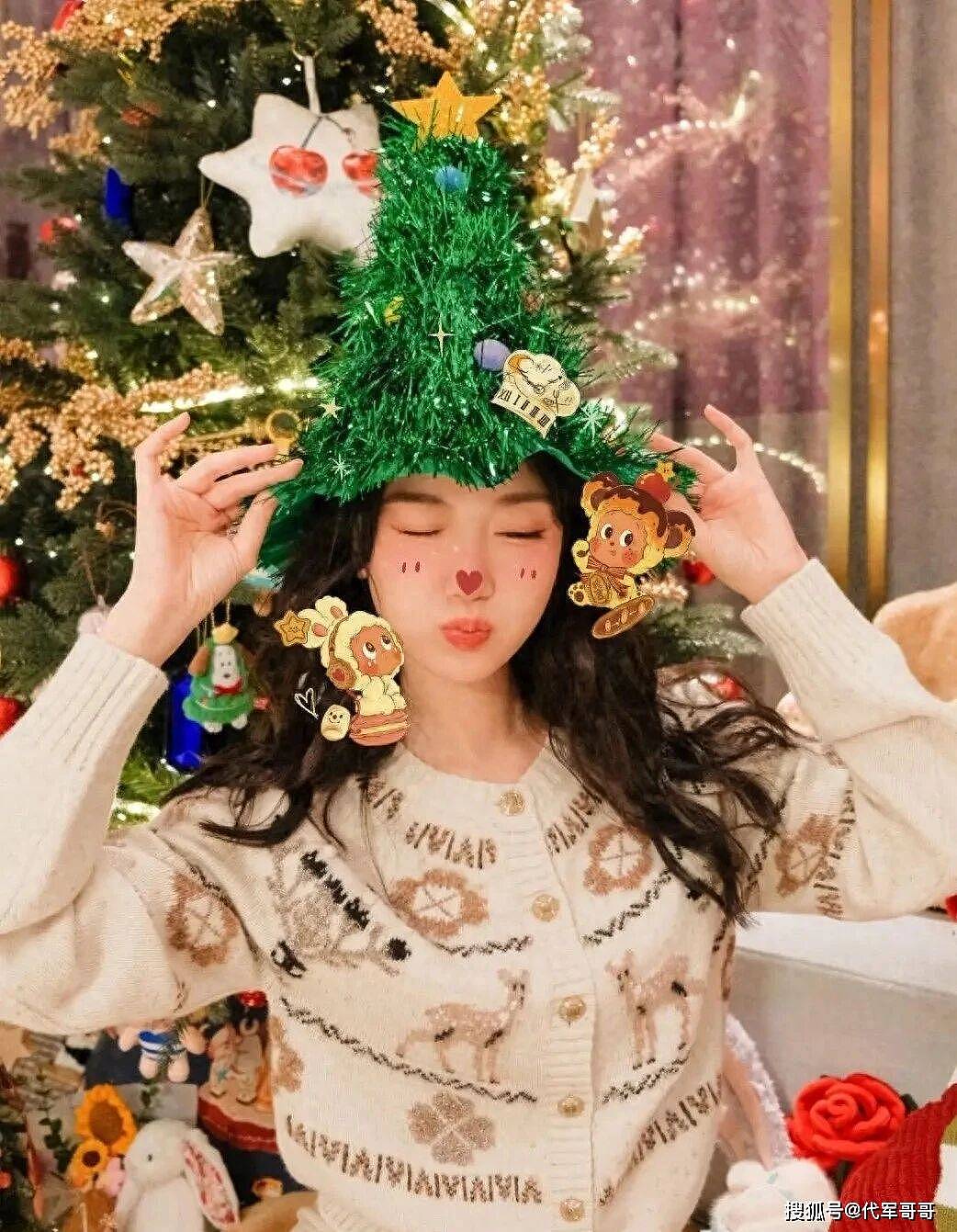 37岁毛晓彤晒圣诞美照,少女感爆棚宛如18岁(组图) - 1