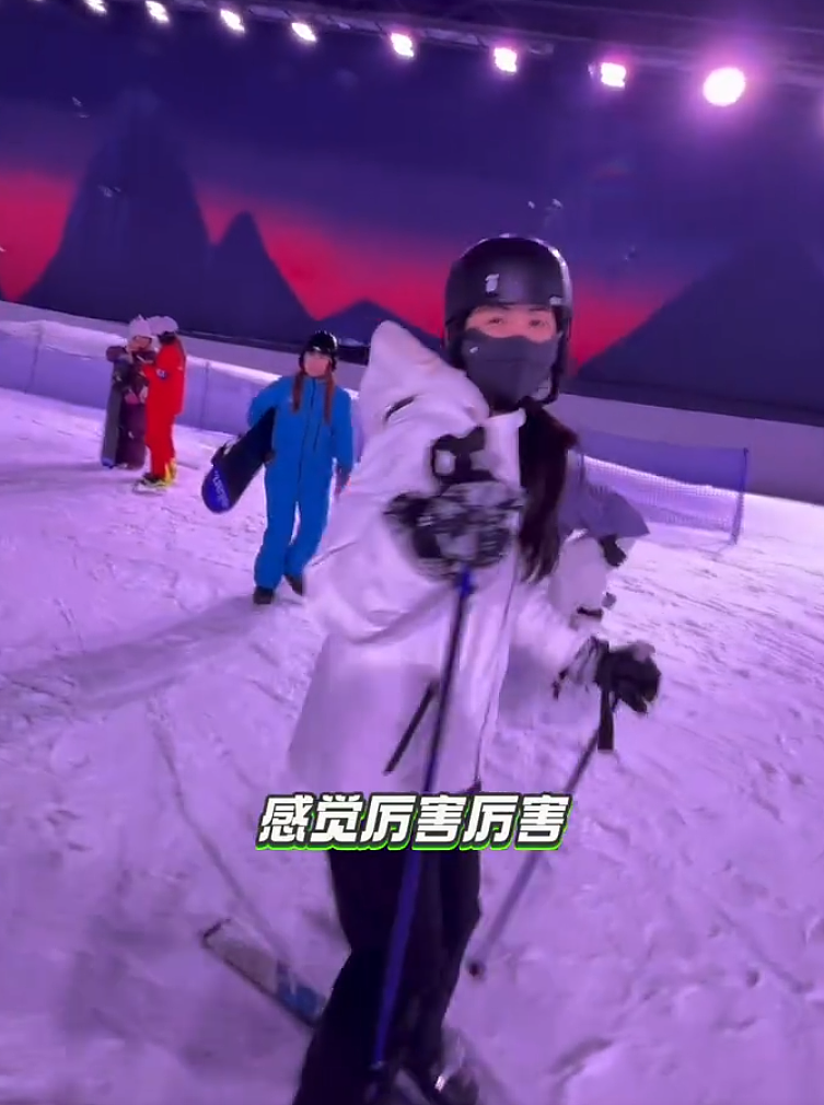 明星过圣诞：阿娇张柏芝美翻、章泽天松弛时髦，乔欣豪宅抢镜（组图） - 16