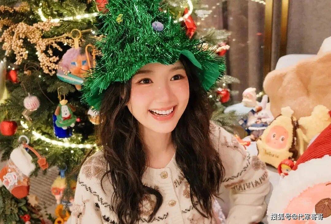37岁毛晓彤晒圣诞美照,少女感爆棚宛如18岁(组图) - 4