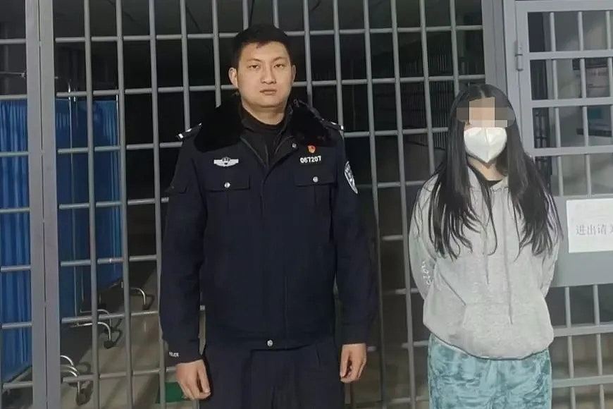 四川女陪诊不满医生先救重症患者,掌掴医生后逃逸被行拘5日(组图) - 1