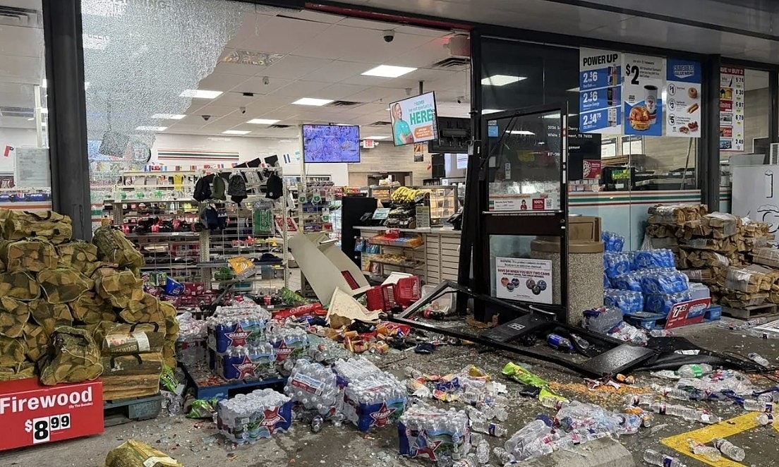 美国德州笨贼圣诞洗劫便利店,揸车拖走ATM事败空手而回(视频/组图) - 2