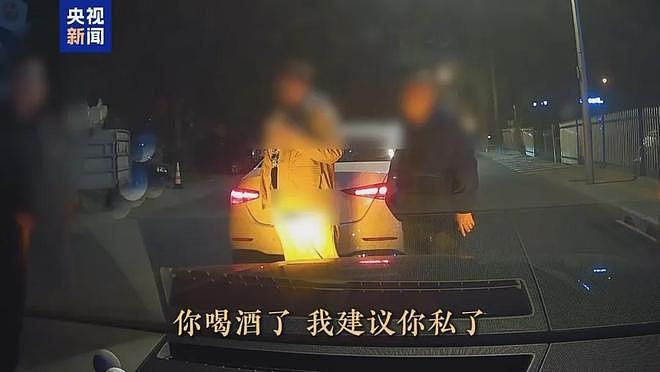 女子与男网友喝酒被劝酒驾,撞车剐蹭遭索赔10万私了;警方披露:男子发现女方有些财力开豪车,自导自演碰瓷,5人被刑拘(组图) - 2