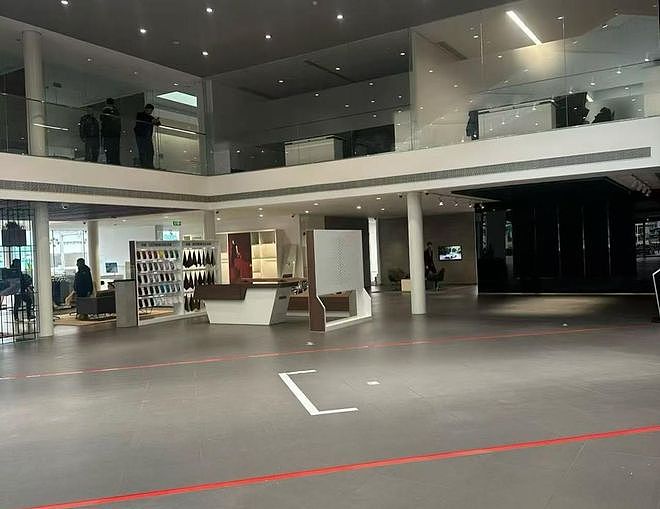 两地三店暂停营业，保时捷中心总经理带头连夜搬空车辆（组图） - 2