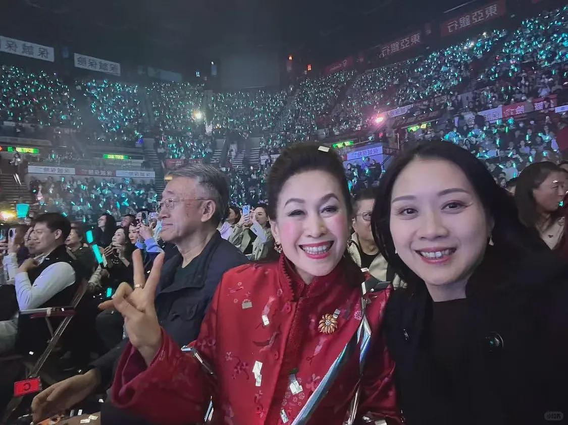 温碧霞夫妻看演唱会,穿深V含胸驼背怕走光,长发遮脸被嘲像老妖(组图) - 21