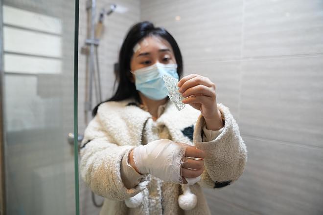 女子洗澡时浴室玻璃突然自爆致受伤,开发商:已超质保期,会妥善回应业主诉求(组图) - 1