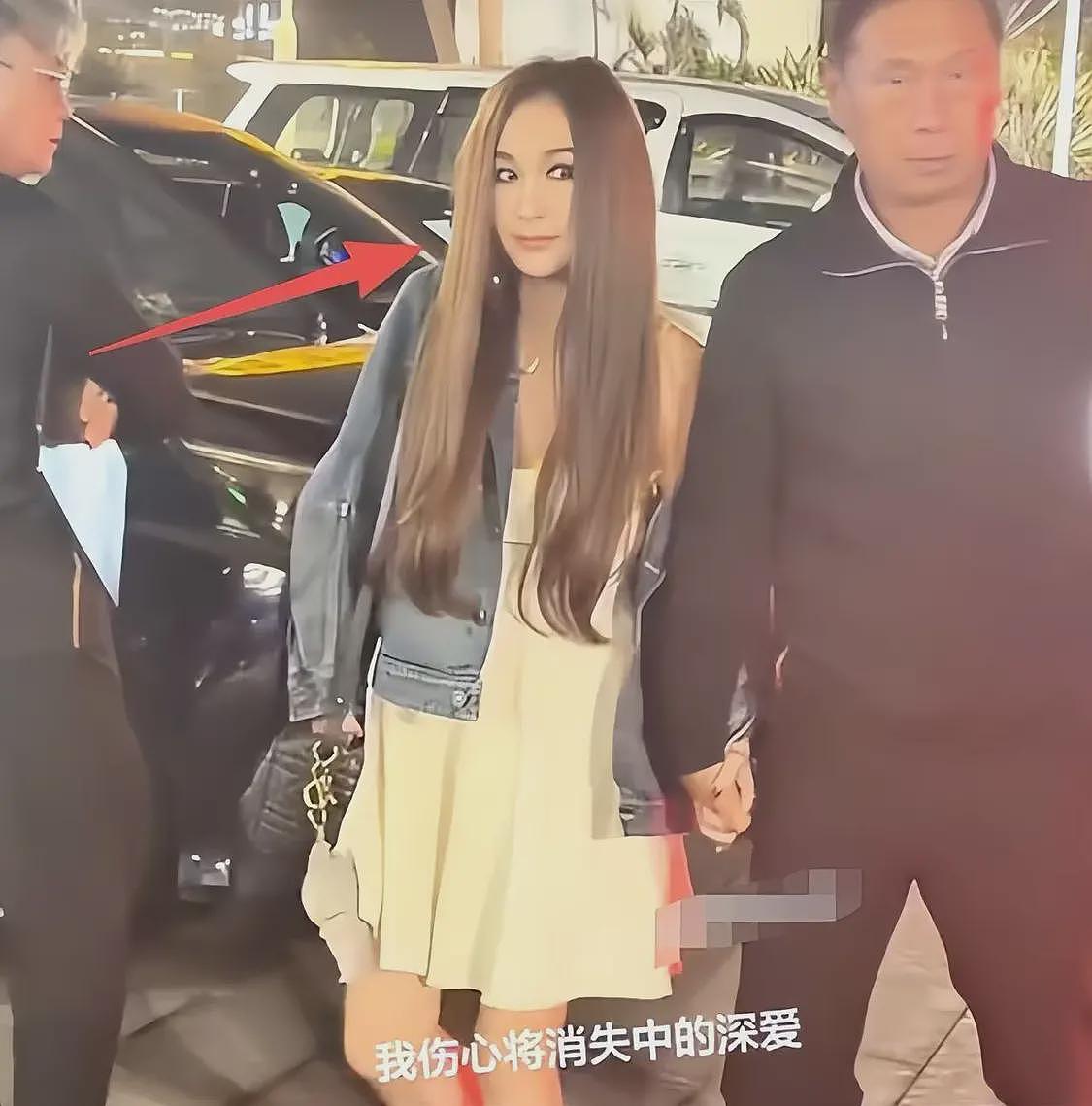 温碧霞夫妻看演唱会,穿深V含胸驼背怕走光,长发遮脸被嘲像老妖(组图) - 14