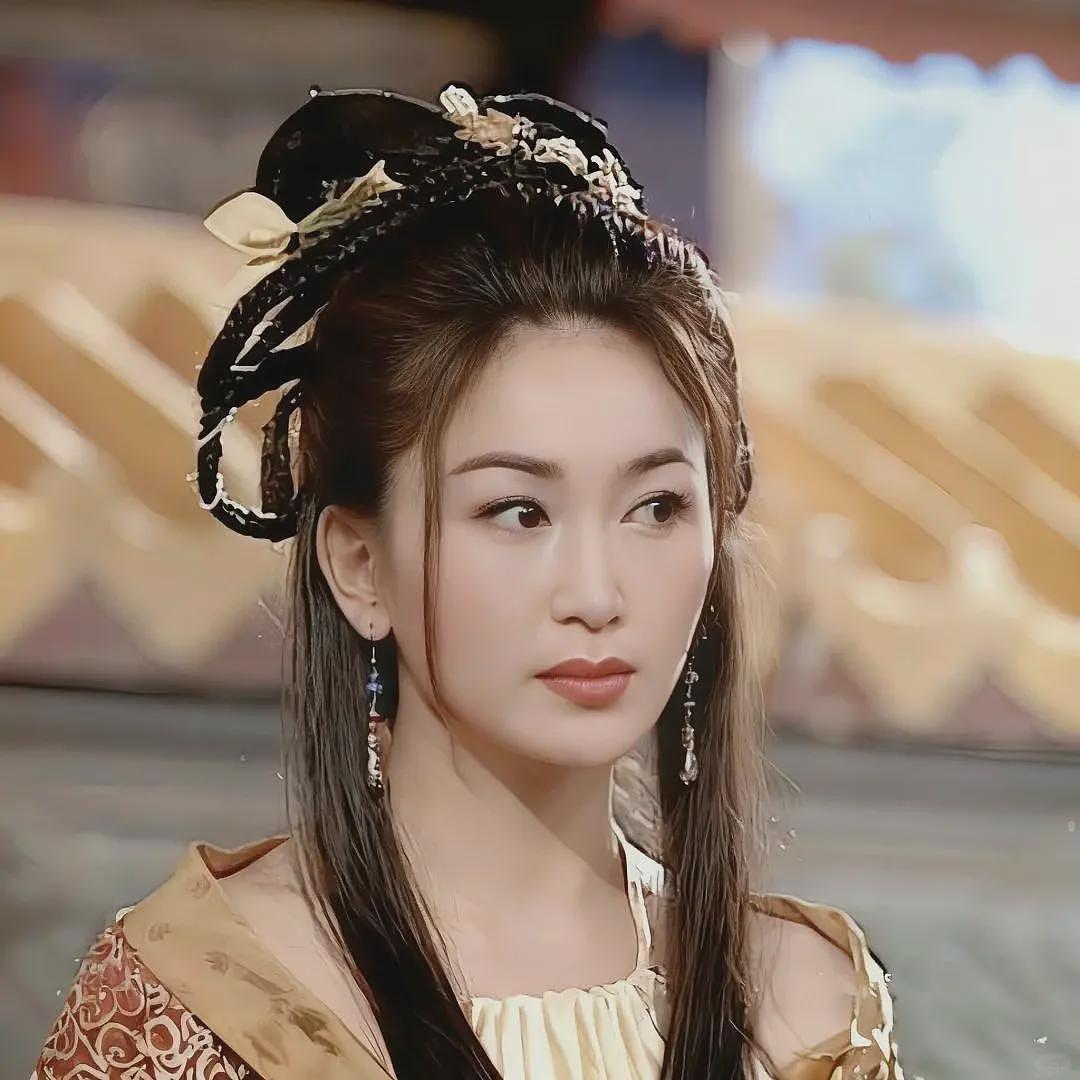温碧霞夫妻看演唱会,穿深V含胸驼背怕走光,长发遮脸被嘲像老妖(组图) - 23