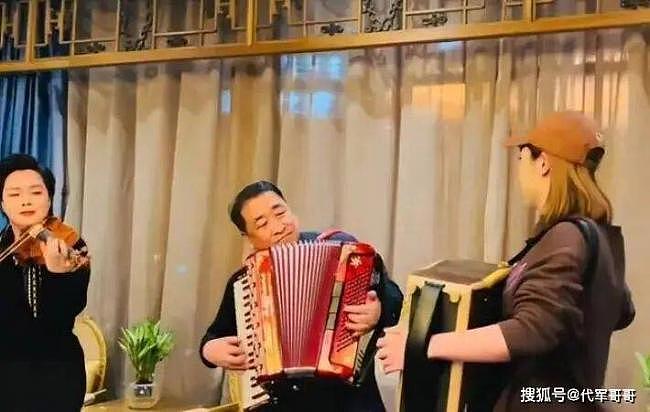 姜昆方否认在美国过圣诞!真相反转?(组图) - 2