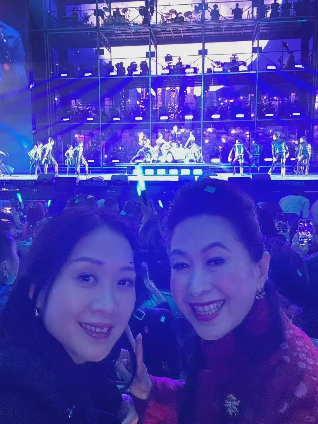 温碧霞夫妻看演唱会,穿深V含胸驼背怕走光,长发遮脸被嘲像老妖(组图) - 10