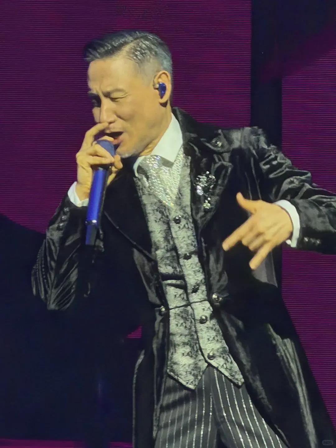 温碧霞夫妻看演唱会,穿深V含胸驼背怕走光,长发遮脸被嘲像老妖(组图) - 2