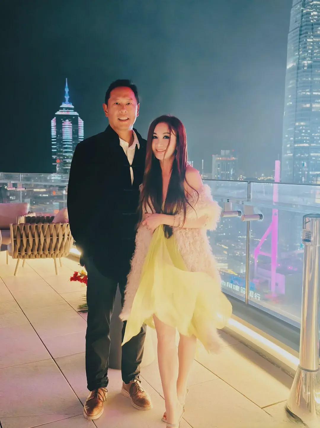 温碧霞夫妻看演唱会,穿深V含胸驼背怕走光,长发遮脸被嘲像老妖(组图) - 27