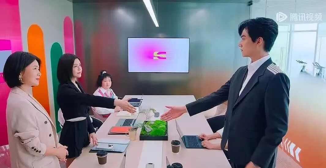 年末爆火刷屏的“姐弟恋”，为什么中年女性“嗑不动”？（组图） - 9