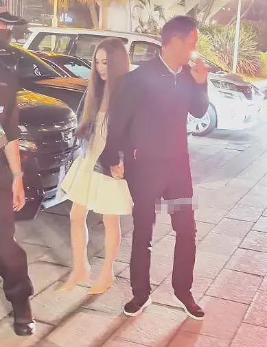 温碧霞夫妻看演唱会,穿深V含胸驼背怕走光,长发遮脸被嘲像老妖(组图) - 12