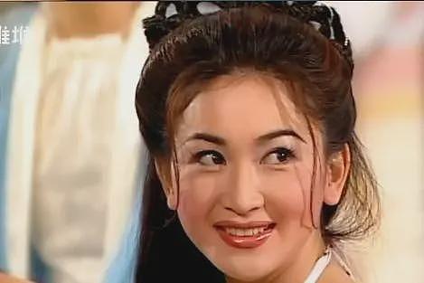 温碧霞夫妻看演唱会,穿深V含胸驼背怕走光,长发遮脸被嘲像老妖(组图) - 26