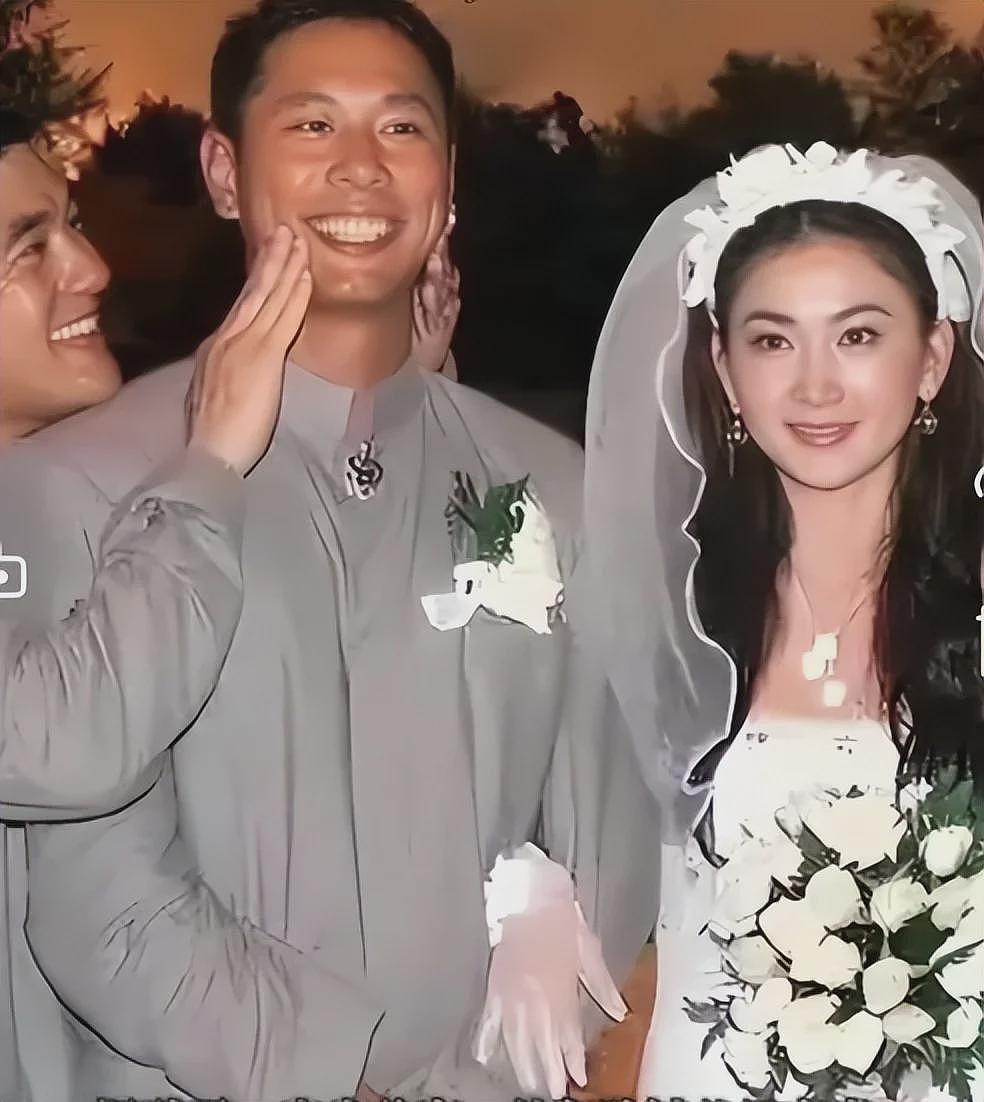 温碧霞夫妻看演唱会,穿深V含胸驼背怕走光,长发遮脸被嘲像老妖(组图) - 31