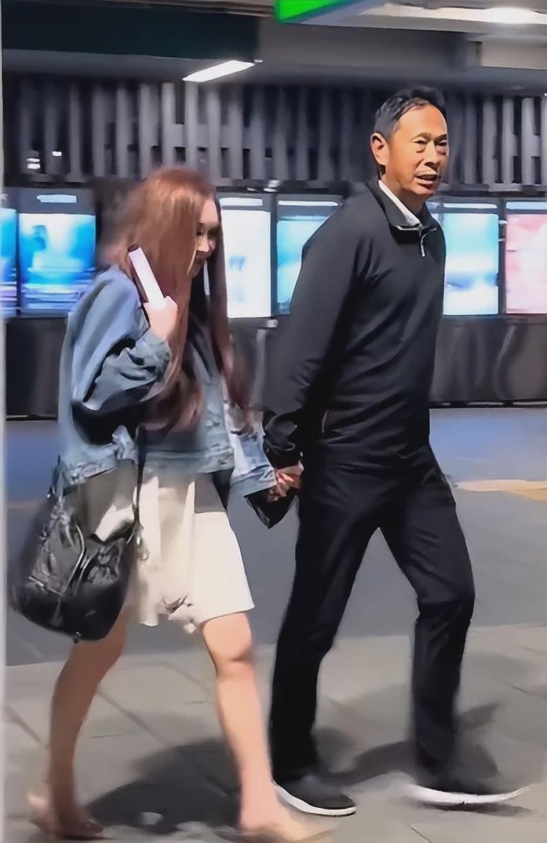 温碧霞夫妻看演唱会,穿深V含胸驼背怕走光,长发遮脸被嘲像老妖(组图) - 18
