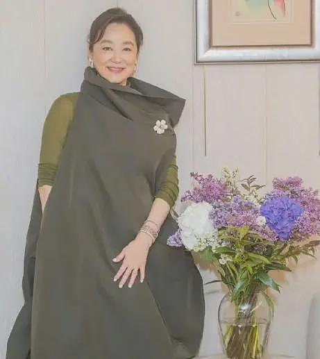 温碧霞夫妻看演唱会,穿深V含胸驼背怕走光,长发遮脸被嘲像老妖(组图) - 34