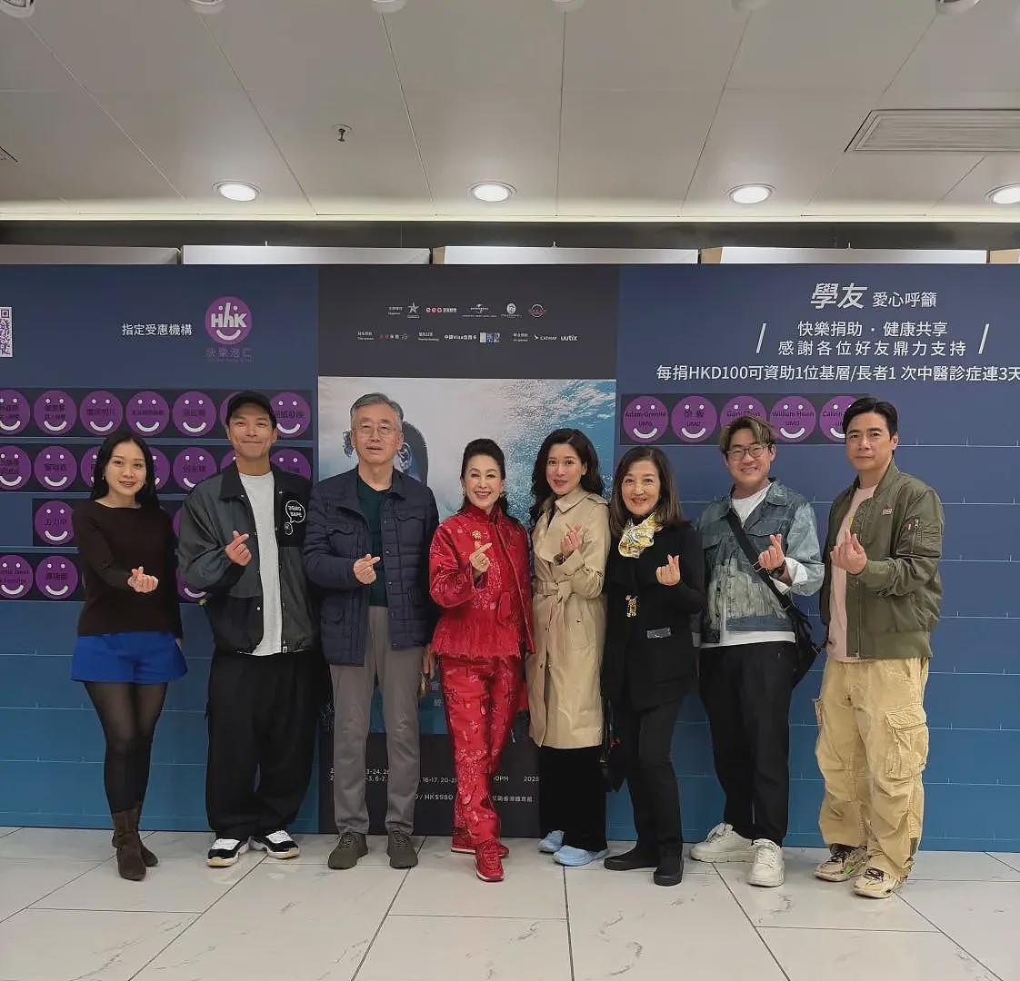 温碧霞夫妻看演唱会,穿深V含胸驼背怕走光,长发遮脸被嘲像老妖(组图) - 20