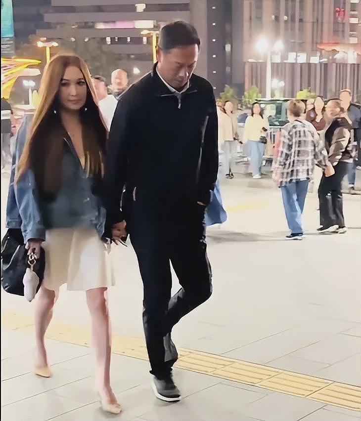 温碧霞夫妻看演唱会,穿深V含胸驼背怕走光,长发遮脸被嘲像老妖(组图) - 19