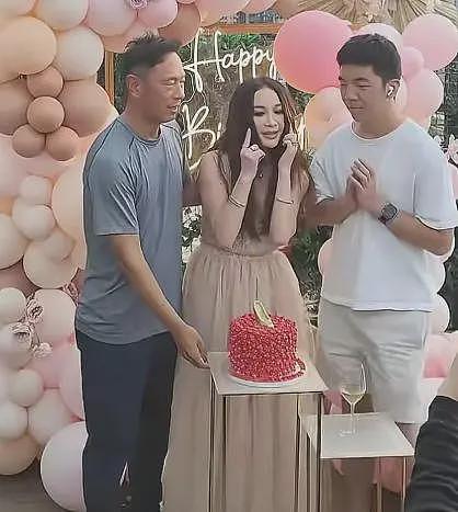 温碧霞夫妻看演唱会,穿深V含胸驼背怕走光,长发遮脸被嘲像老妖(组图) - 28