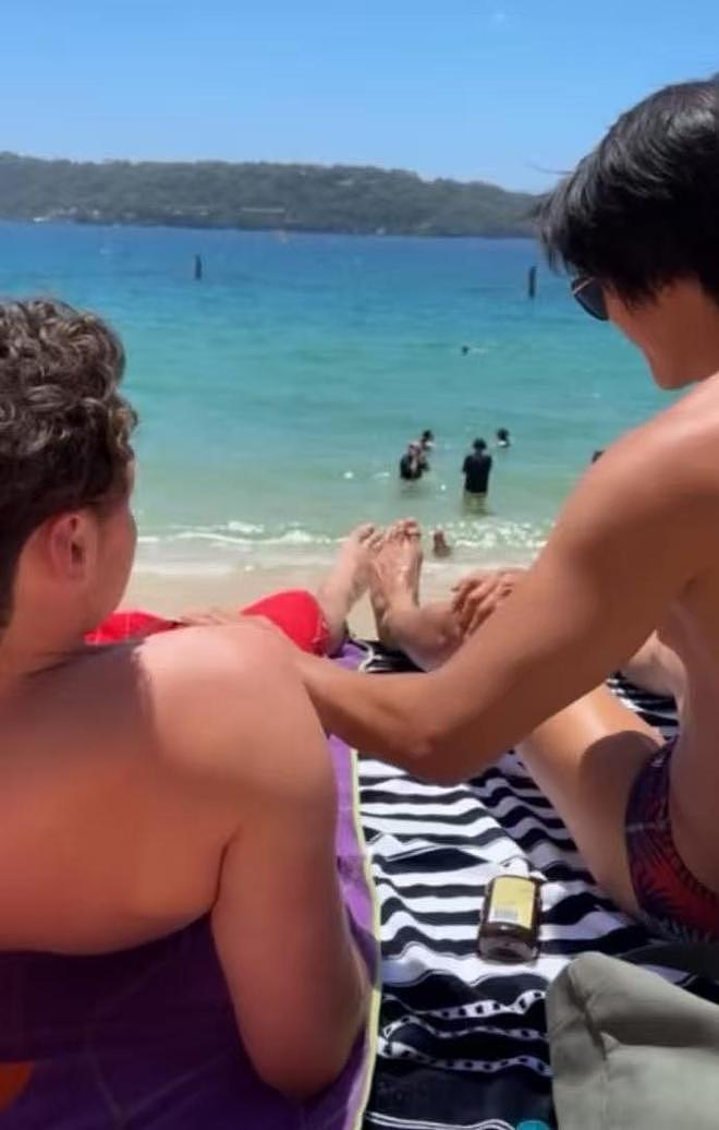 TVB视帝儿子再陷性取向疑云!与男伴暧昧互动,曾被嘲比爸爸还老(组图) - 4