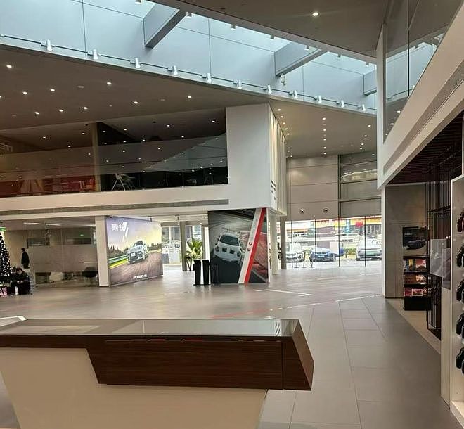 两地三店暂停营业，保时捷中心总经理带头连夜搬空车辆（组图） - 4