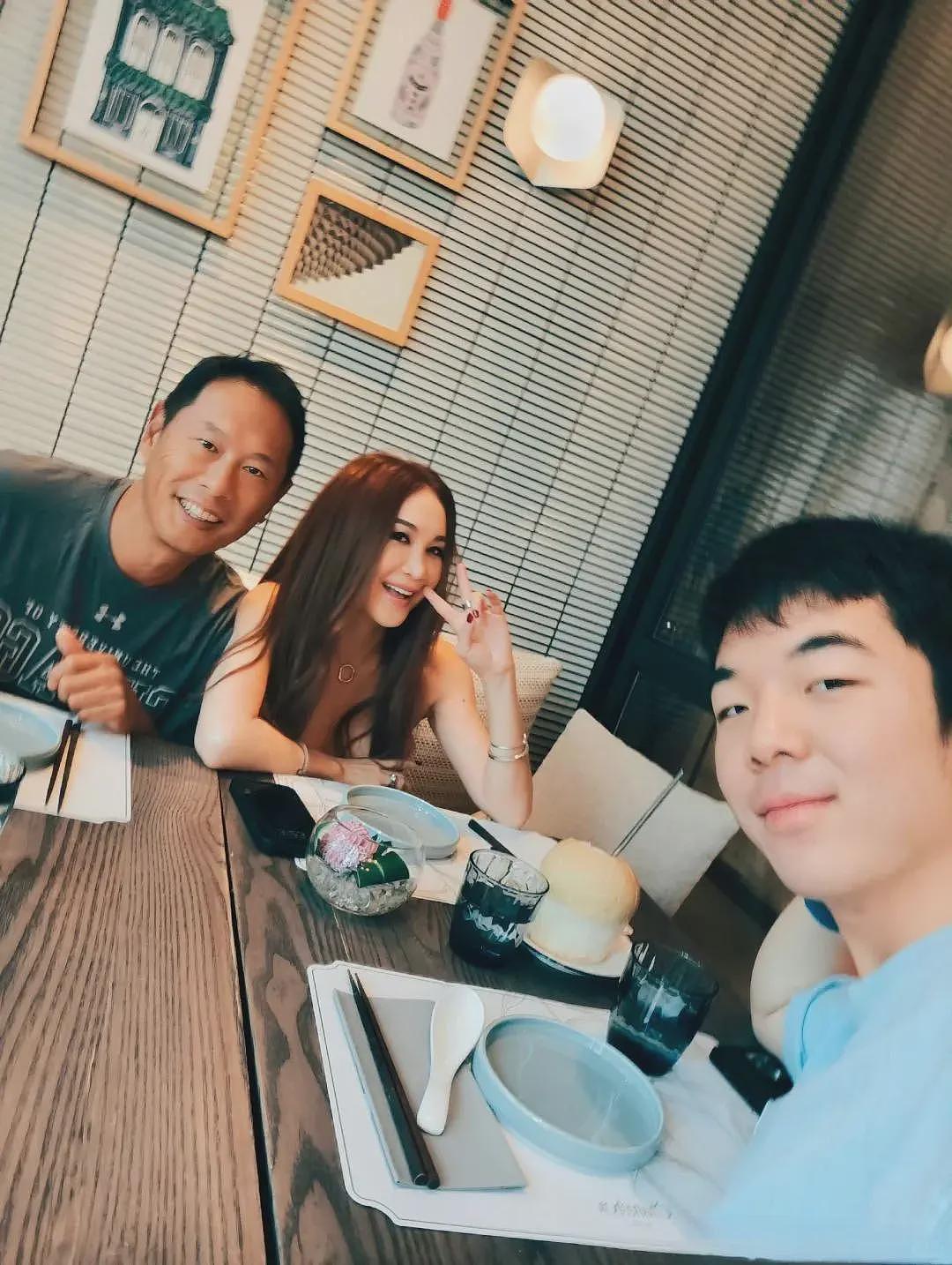 温碧霞夫妻看演唱会,穿深V含胸驼背怕走光,长发遮脸被嘲像老妖(组图) - 33