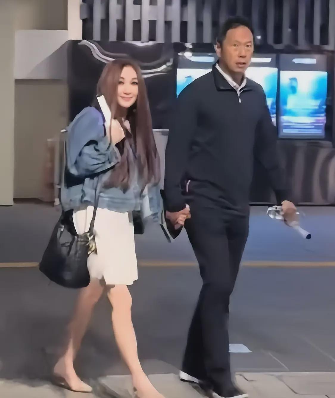 温碧霞夫妻看演唱会,穿深V含胸驼背怕走光,长发遮脸被嘲像老妖(组图) - 30
