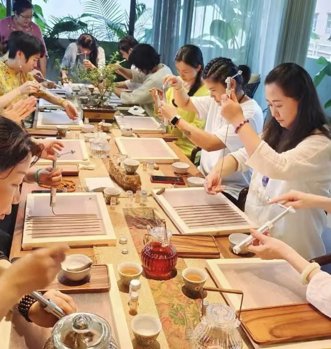 “富养自己”爆火!2025年十大网红风口,让中国年轻人花爽了(组图) - 29