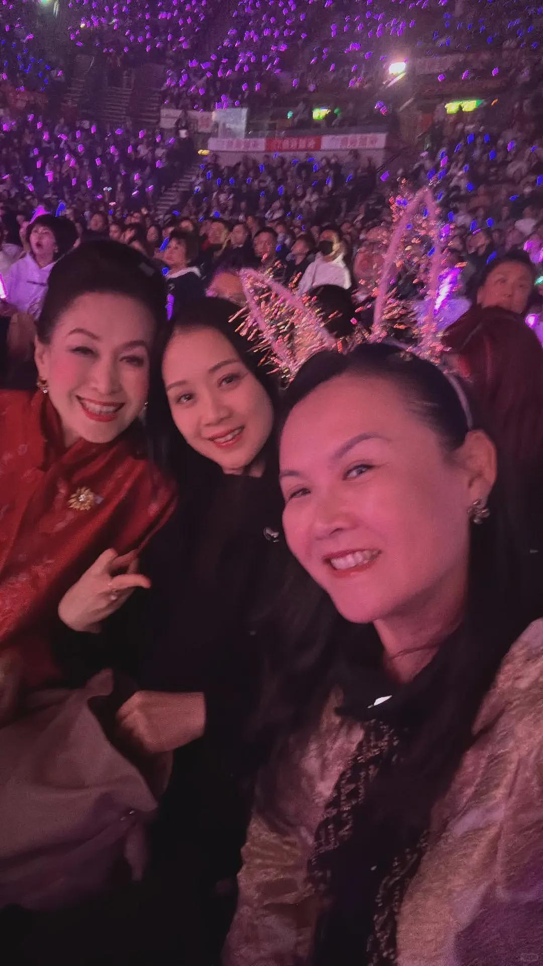 温碧霞夫妻看演唱会,穿深V含胸驼背怕走光,长发遮脸被嘲像老妖(组图) - 22