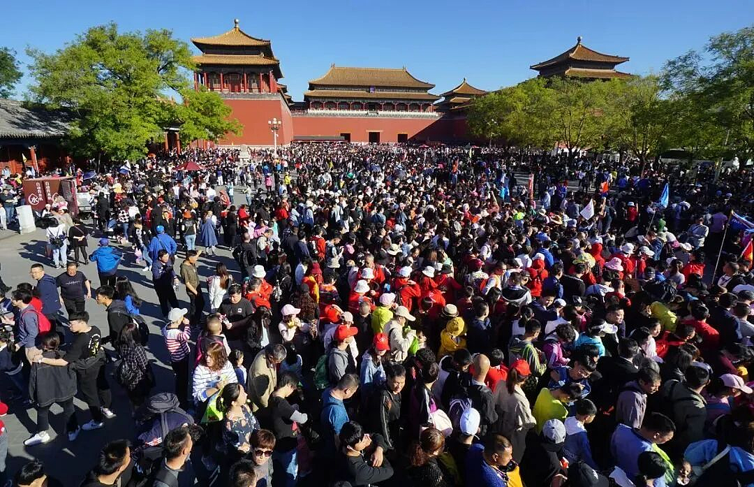 “富养自己”爆火!2025年十大网红风口,让中国年轻人花爽了(组图) - 11