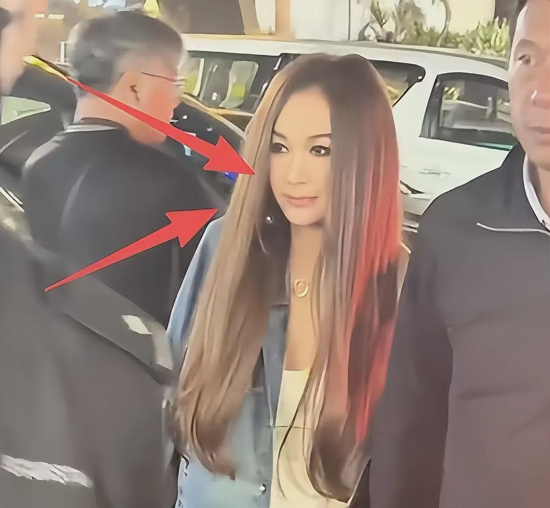 温碧霞夫妻看演唱会,穿深V含胸驼背怕走光,长发遮脸被嘲像老妖(组图) - 17
