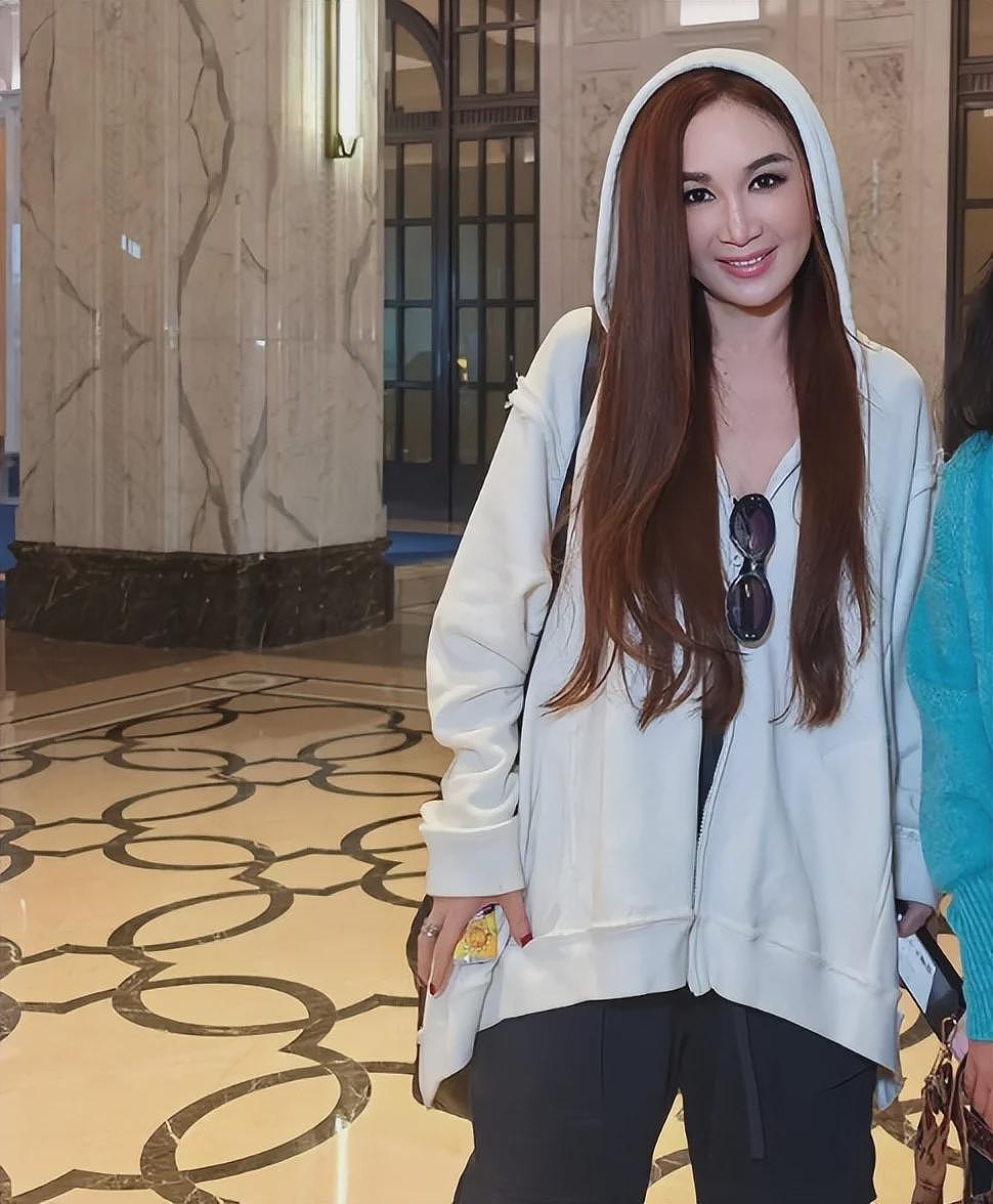 温碧霞夫妻看演唱会,穿深V含胸驼背怕走光,长发遮脸被嘲像老妖(组图) - 29