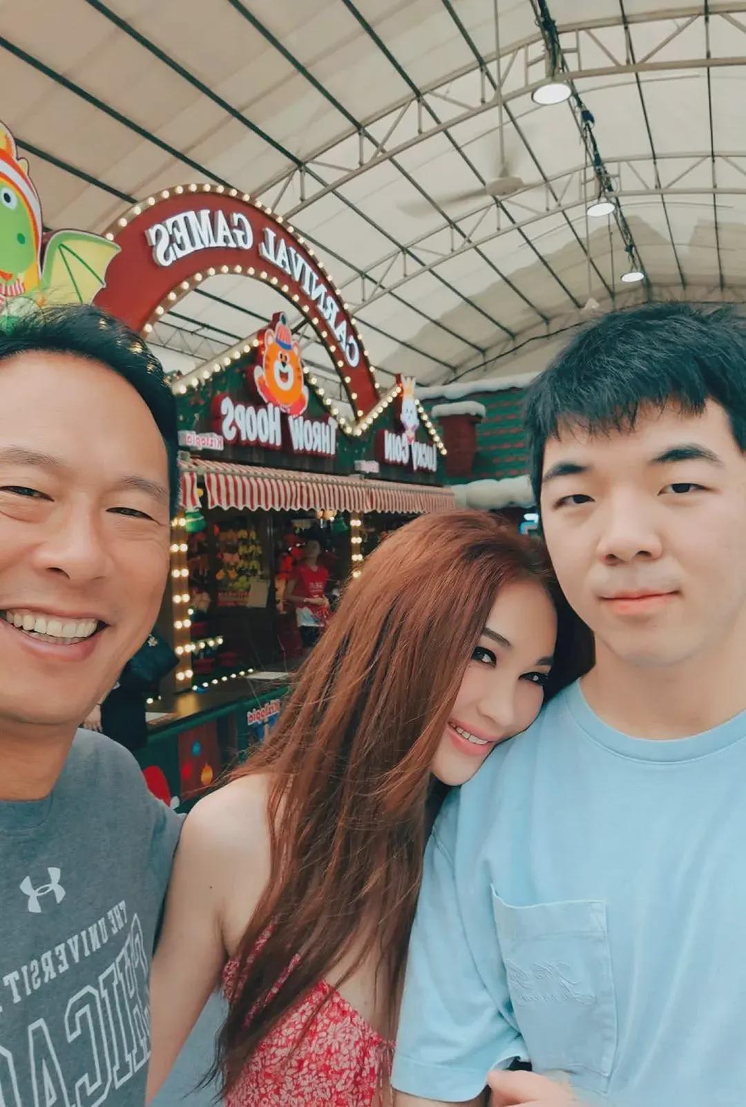 温碧霞夫妻看演唱会,穿深V含胸驼背怕走光,长发遮脸被嘲像老妖(组图) - 32