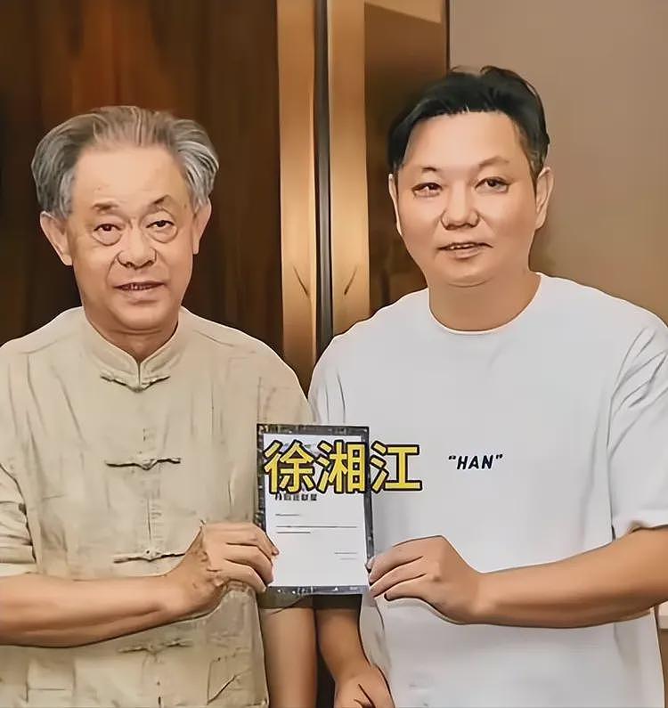 徐湖平之子遭深扒:多次帮父亲执行任务,和南博院保管员合影曝光(组图) - 1