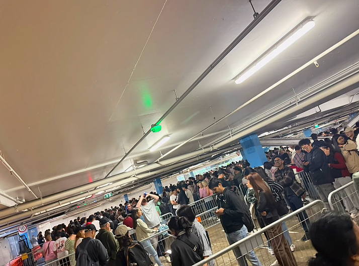震惊!澳洲Boxing Day挤爆了!商场人山人海,店内大排长龙,停车场水泄不通,折扣大甩卖引爆全澳,单日消费额预计创新高 - 4