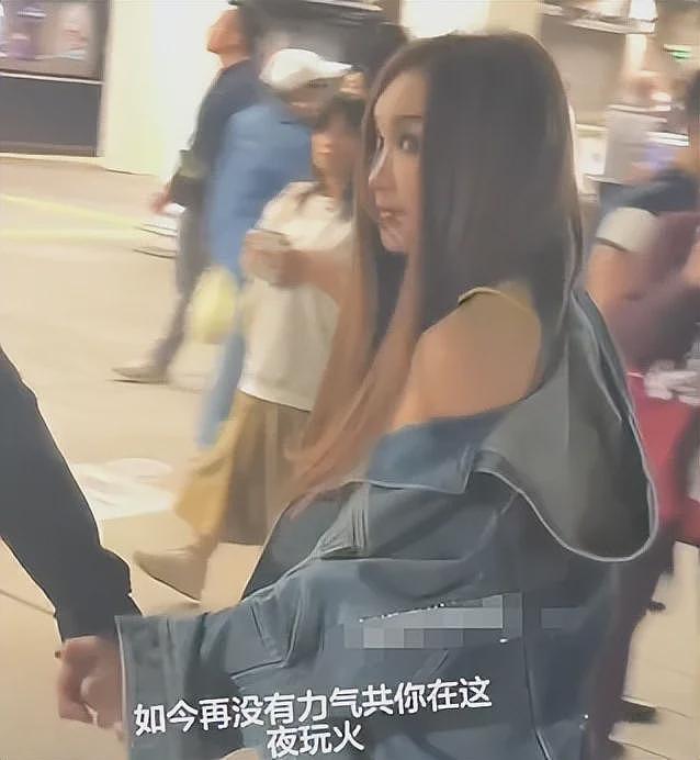 温碧霞夫妻看演唱会,穿深V含胸驼背怕走光,长发遮脸被嘲像老妖(组图) - 15
