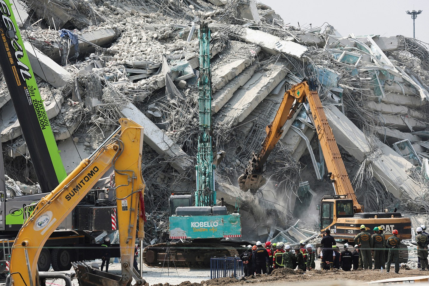2025国际重大事件盘点：香港世纪大火致161死，Bondi惨剧震惊全球，AI大战白热化…（组图） - 4