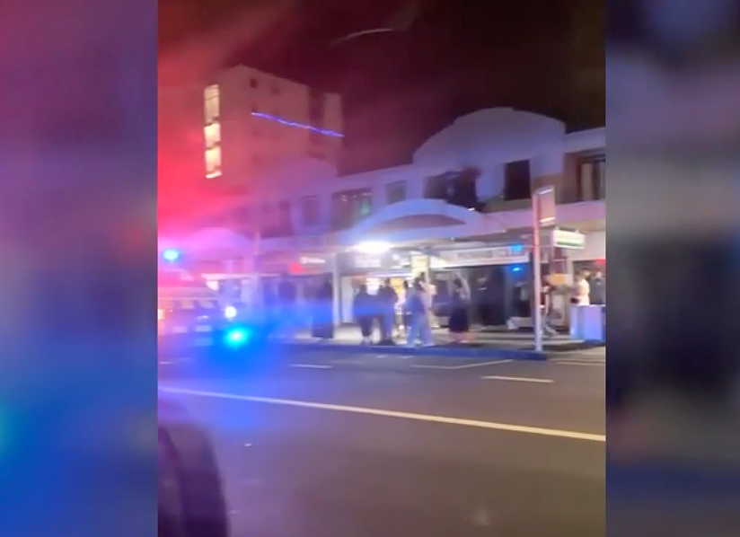 奥克兰市中心凌晨爆发大规模斗殴！约50人聚集闹事；1人重伤，4人被捕警方防暴式清场（组图） - 1