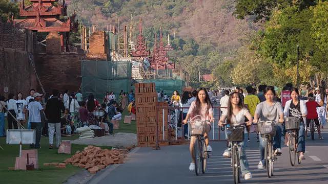 “我们会投票,但不是出自真心”:走进缅甸军政府精心策划的大选(组图) - 6
