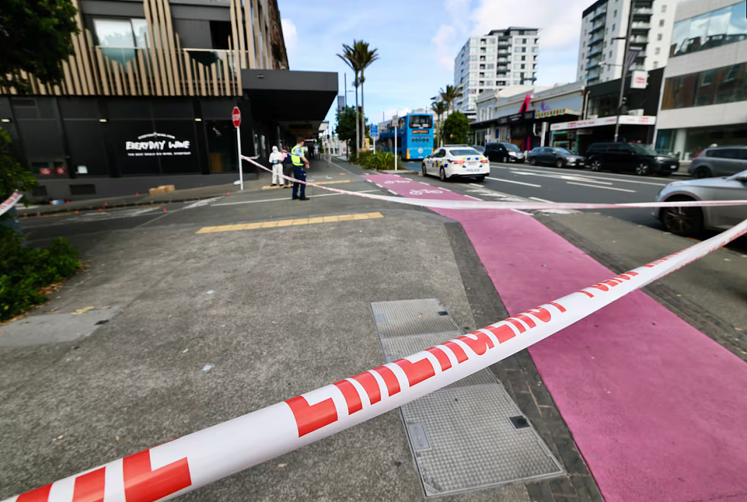 奥克兰市中心凌晨爆发大规模斗殴！约50人聚集闹事；1人重伤，4人被捕警方防暴式清场（组图） - 3