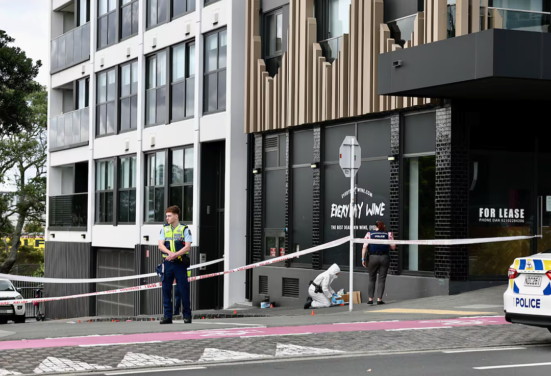 奥克兰市中心凌晨爆发大规模斗殴！约50人聚集闹事；1人重伤，4人被捕警方防暴式清场（组图） - 4