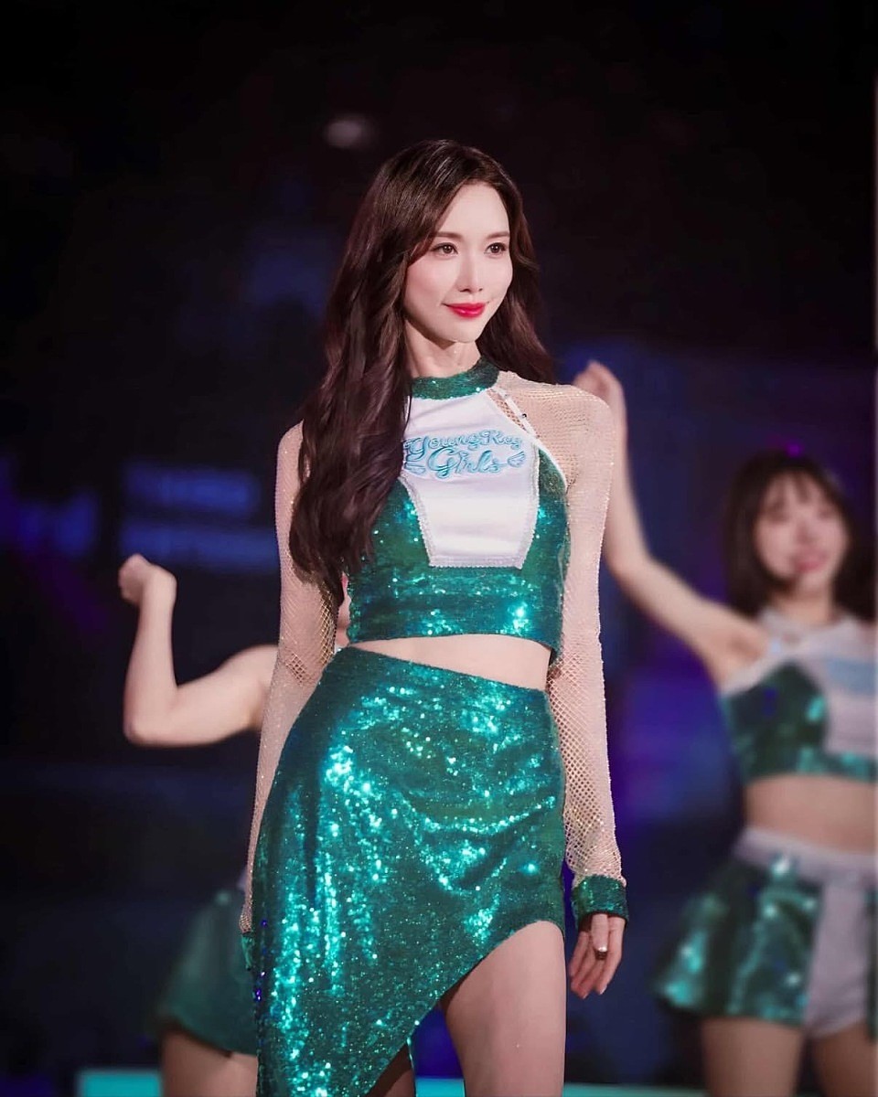 51岁林志玲穿啦啦队服，站C位跳少女时代舞引关注（组图） - 5