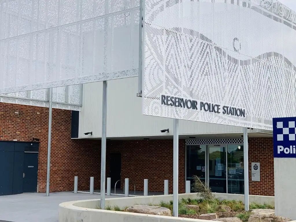 前男友发疯，澳洲女子和现任被杀；攻击孕妇后，男子在屋内向警察开枪；【警局没开门】墨尔本女子在门口被持刀袭击（组图） - 1